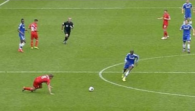 7. Gerrard orada kayıp düşerek Liverpool'u şampiyonluktan etmişti