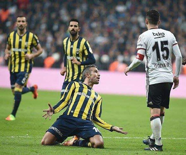 11. Van Persie, gol sevincinde Oğuzhan'a diss atıyor.