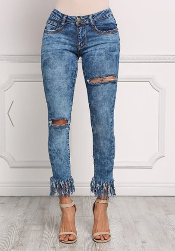 10. А вы бы надели эти порванные, поношенные джинсы-варёнки с бахромой в клуб?