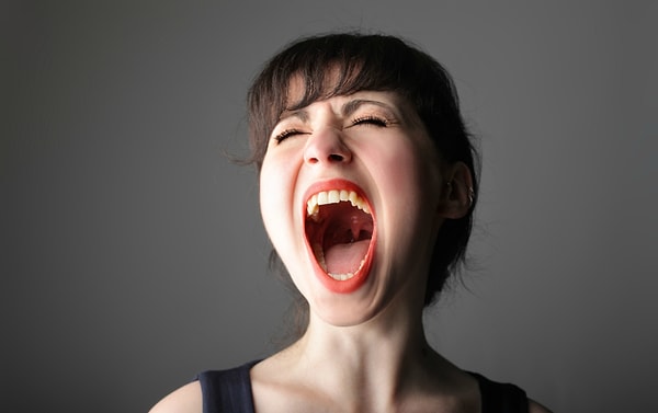 11. То чувство, когда вам в рот попадает волос, и вы начинаете на людях судорожно двигать языком, чтобы его найти...