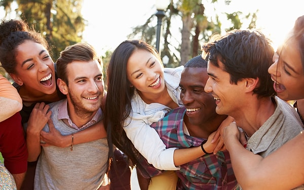 1. Перестаньте общаться с теми, кто тянет вас вниз, и окружите себя стоящими людьми