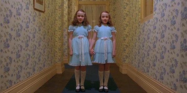 7. Kubrick'in "The Shining"indeki meşhur Grady İkizleri.