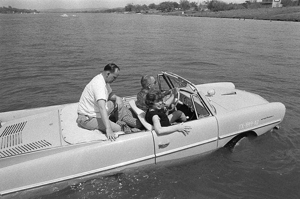 4. Президент США Линдон Джонсон и его автомобиль-амфибия