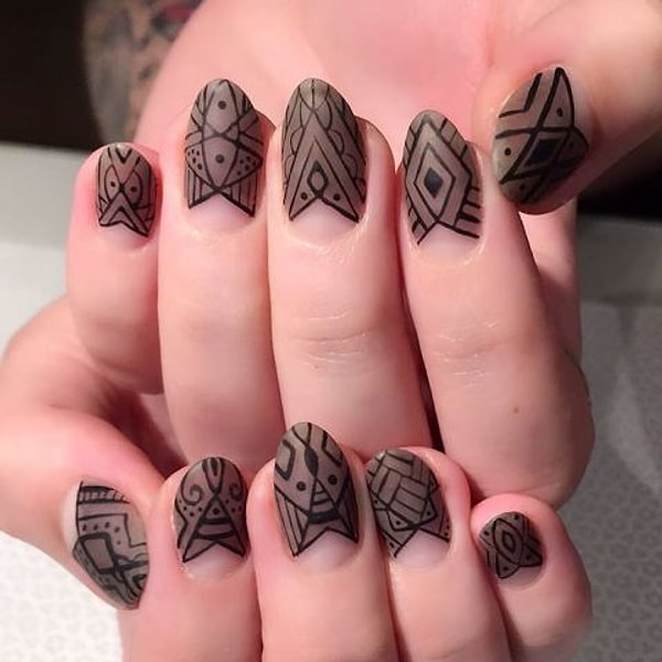 11. Маникюр с ацтекскими