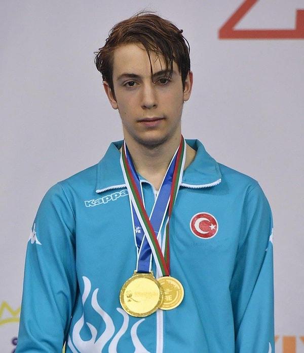 Acar, Bulgaristan'ın Plovdiv kentinde geçen ay düzenlenen Avrupa Yıldızlar Eskrim Şampiyonası'nda da altın madalyaya uzanan ilk Türk sporcu olmuştu.