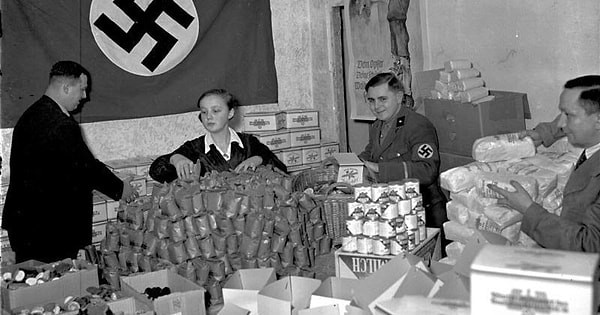 6. Волонтеры собирают подарки на Рождество для бедных, Берлин. Декабрь, 1935