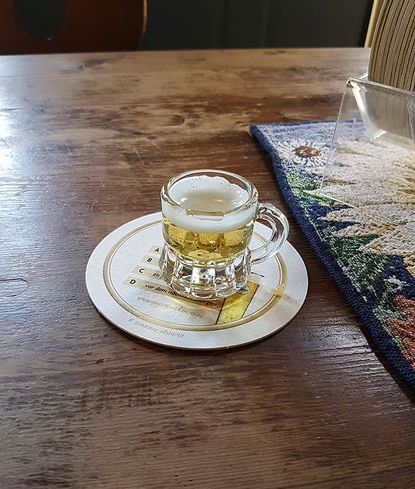 3. "После плотного ужина в берлинском кафе попросил принести мне немного пива. Ну, они и принесли..."