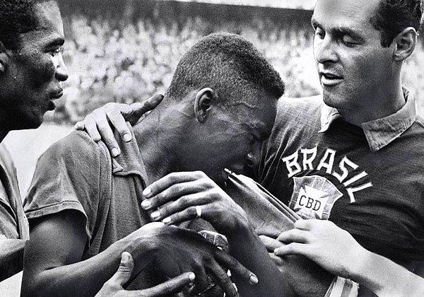 6. Bir Dünya kupası finalinde gol atan en genç futbolcu 1958 finalinde, henüz 17 yaşındayken gol atan Pele’dir.
