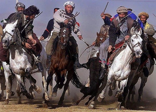 8. Orta Asya’da Buzkashi adında bir spor var. Amaç: At üstündeki iki takımın kafasız bir keçiyi ya da buzağı leşini bitiş çizgisine ulaştırmaya çalışması.