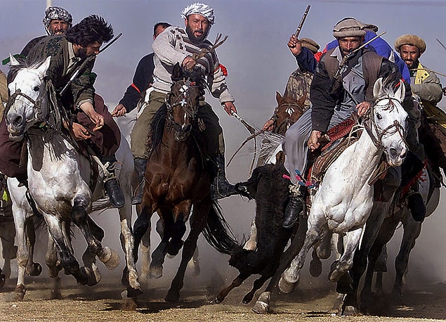 8. Orta Asya’da Buzkashi adında bir spor var. Amaç: At üstündeki iki takımın kafasız bir keçiyi ya da buzağı leşini bitiş çizgisine ulaştırmaya çalışması.