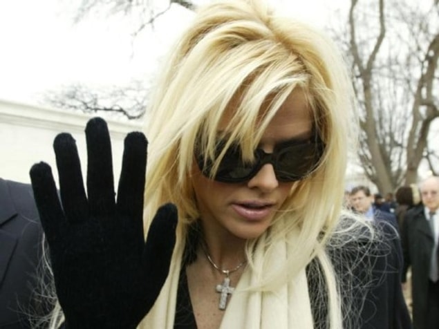 Anna Nicole, servet avcısı olduğu yönündeki suçlamaları "kırışık cilt görünce tahrik oluyorum, ben yaşlı erkek seviyorum, ne yapayım?!" diyerek savuşturuyordu.
