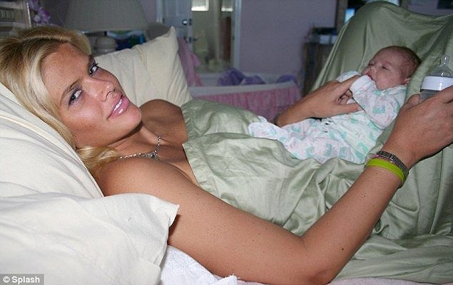 Dava hala bitmemişti; bu sırada ise Anna Nicole Smith bir kız çocuğu dünyaya getirdi.
