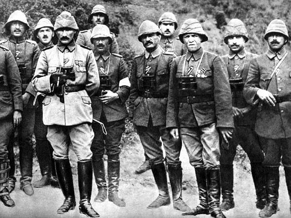 I.Dünya Savaşı sırasında cepheden cepheye koşan başarılı zabit Mustafa Kemal en çok da Çanakkale'de tanınmıştı.
