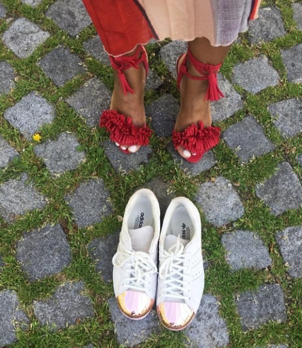 3. Обувь может не только стать основой образа, но и испортить всё впечатление о нём. Носите яркие кроссовки, каблуки, ну или хотя бы регулярно ухаживайте за своей обувью.