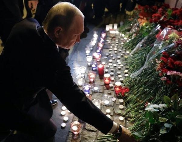Putin, St. Petersburg'taki saldırının gerçekleştiği yere çiçek bıraktı.