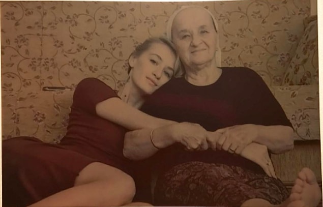 13. Ailesiyle olan fotoğrafları, annesinin örgü örerkenki videosu ve maziden anekdotlarla Instagram hesabında yarattığı tatlı ve sımsıcak aile albümü tadıyla takipçilerinin içini ısıtıyor. ❤️