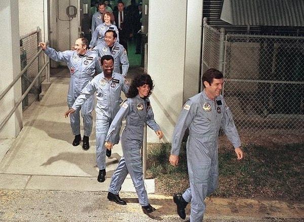 5. 1986'da, kalkıştan 73 saniye sonra infilak eden ve kimsenin kurtulamadığı Challenger uzay mekiği mürettebatının son fotoğrafı.