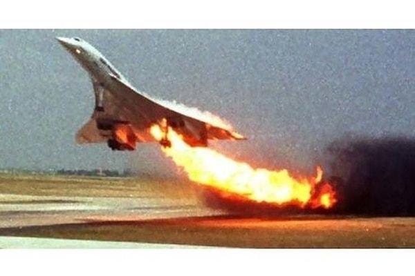 6. Kalkıştan hemen sonra motoru alev alarak patlayan ve kimsenin kurtulamadığı Air France 4590 sefer sayılı Concorde'un çekilmiş son fotoğrafı.