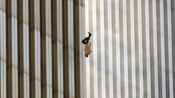 9. 11 Eylül saldırılarında kulelerden düşerken kameralara yansıyan, kim olduğu hiç belirlenememiş kişi. 'Düşen adam' olarak adlandırılıyor.