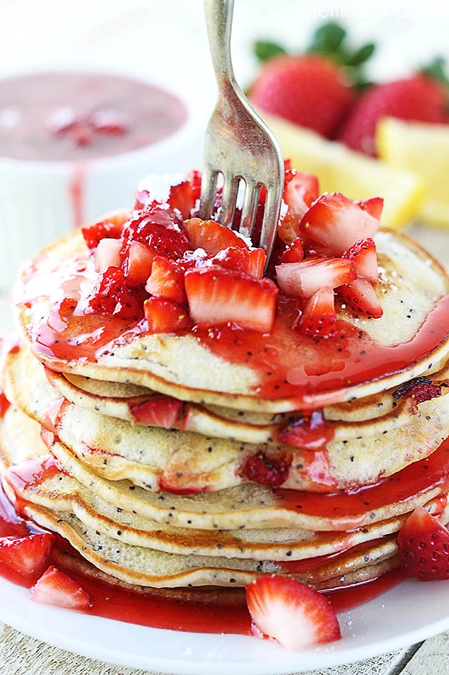 Çilek, limon ve haşhaşlı pancake bahar kahvaltılarınız için en ideali.