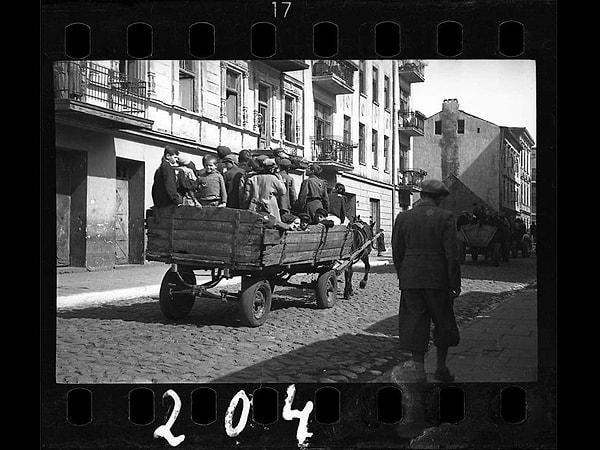 1942, Kulmhof ölüm kampına götürülen çocuklar
