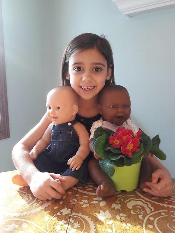"6 yaşındaki kızım oyuncak bebeklerinin ikiz olduklarını söylüyor. Harika!"