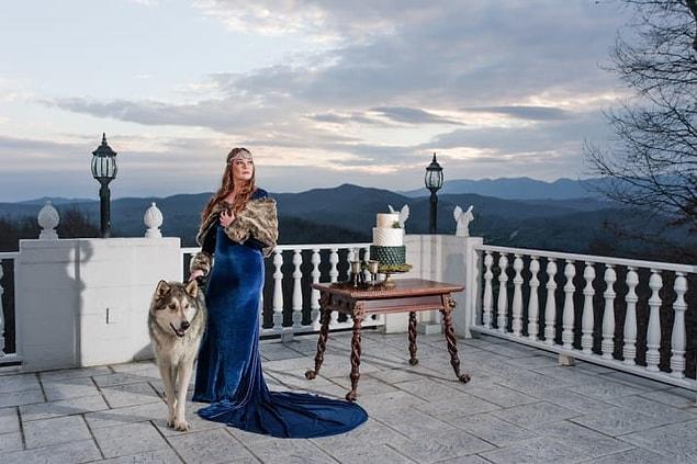 3. The bride posed as Sansa Stark. She even had her own Nymeria as a ring bearer.