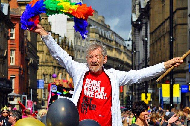 Birleşik Krallık’taki LGBTİ hareketinin önde gelen isimlerinden olan, Stonewall üyesi Sir Ian Mckellen törende yaptığı konuşmada “Açık bir eşcinsel olarak/as an open gay man” ifadesini kullandı. Ancak çevirmen Mckellen’ın bu ifadesini çevirmedi.
