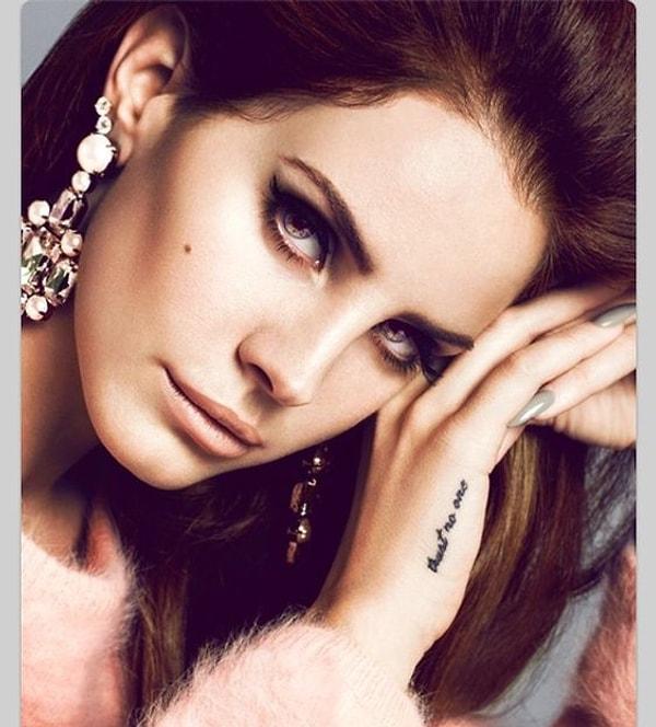 12. Hüzünlü şarkıların kraliçesi Lana del Rey'in sağ elinde "Kimseye güvenme" yazan bir dövmesi var.