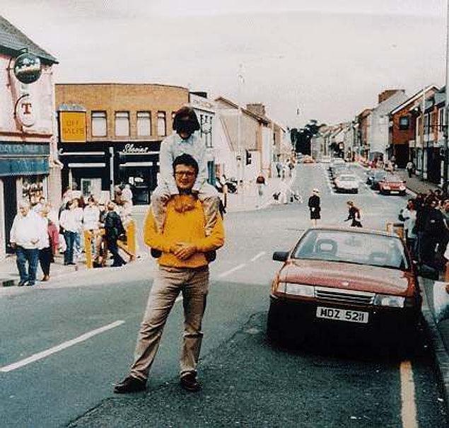 1. This photo was taken in Omagh in 1998. At first glance this is a very ordinary and a happy picture.