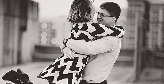 11 верных признаков, что девушка нравится парню, которые она не замечает