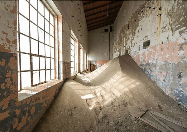 10. Пустыня полностью поглотила город, пробираясь в дом и заполняя комнаты. И сейчас любой желающий может сделать потрясающие сюрреалистические снимки Колманскопа.