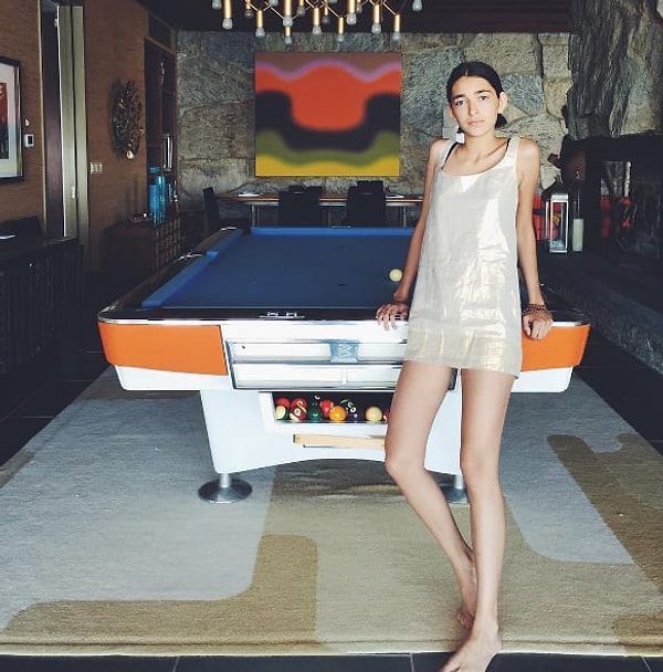 3. Достать вещи с высоких полок в коротком платье — то ещё испытание.