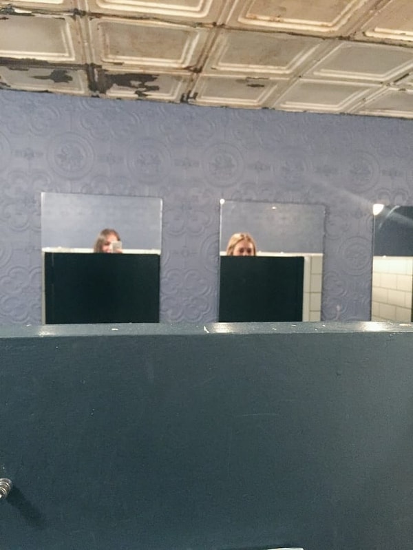 12. Вот так можно переглядываться в общественных туалетах!