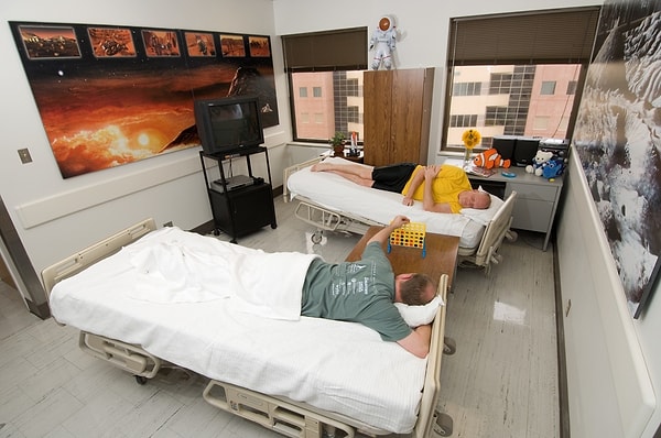 12. Конечно, у этой работы, также есть свои минусы. Медики предупреждали, что подобный опыт может вызвать боли в мышцах и суставах.