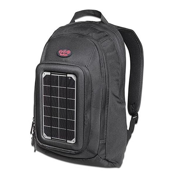 15. Güneş enerjisiyle elektronik cihazlarınızı şarj etmenizi sağlayan sırt çantası.