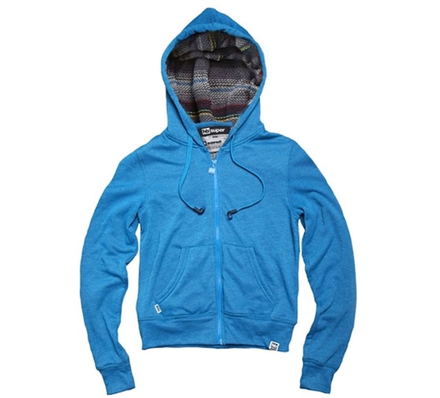8. Kapüşon ipleri birer kulaklık olan sweatshirt.