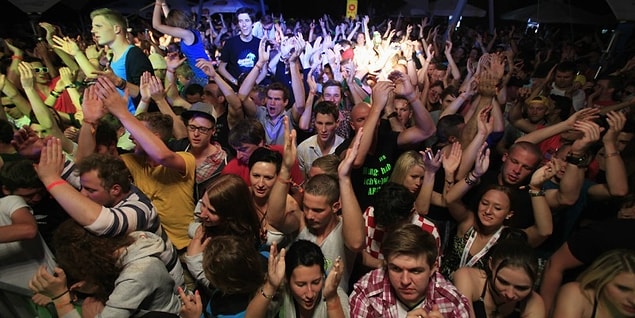 Türkçe pop partilerinde dans ederek kendini kaybedeceksin!