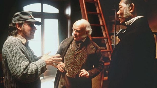 14. Amistad çekimleri sırasında Anthony Hopkins, mahkeme sahnesi sırasındaki konuşmasını içeren 7 sayfalık metni bir kerede başarıyla gerçekleştirince set ekibini şaşkına döndürmüş.