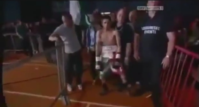 Ringe Girişiyle Yiyeceği Dayağı Hak Eden Boksör