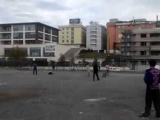 Yenibosna'da Kriket Oynayan Afgan Çöp Toplayıcılar