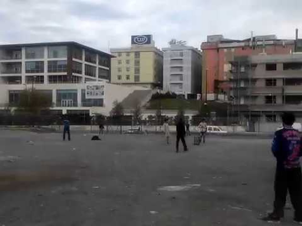 Yenibosna'da Kriket Oynayan Afgan Çöp Toplayıcılar