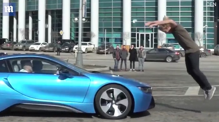 Saatte 95 Kilometre Hızla Gelen Arabanın Üstünden Atlayan Manyak Herif