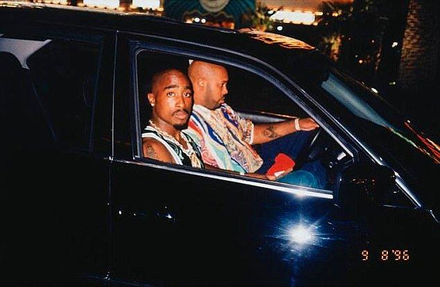 Belgeselde Tupac'ın sahibi olduğu, Suge ve Dr.Dre ile ortak kurduğu Death Row Records şirketine bir baskın yapılmak istendiği...