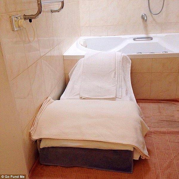 Mobilyalara alerjisi olduğu için evin banyosunda, yerde bu havlularla yapılmış yatakta uyumak zorunda.