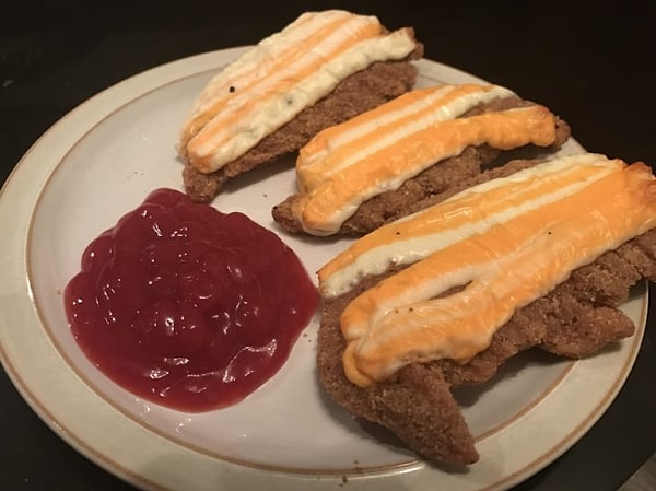 12. Эти кусочки курицы покрыты расплавленным сыром-косичкой: