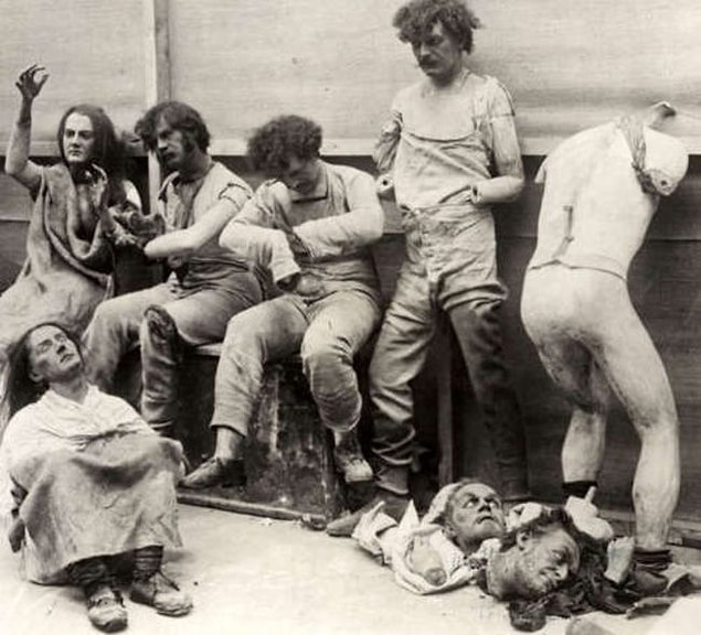 2. 1930 senesinde Madame Tussauds Müzesinde çıkan yangın sonrası bir görüntü.