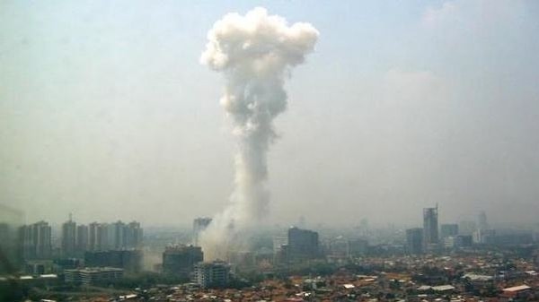 3. Грибовидное облако после взрыва бомбы у австралийского посольства в Джакарте, Индонезия