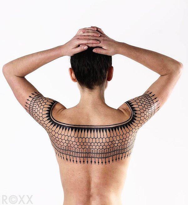 1. Roxx müşterilerinin kollarını, göğüslerini ve bacaklarını minimalist geometrik desenlerle süslemesiyle tanınan bir dövme sanatçısı.