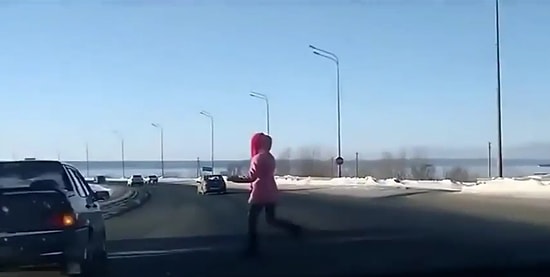 Sülalem Rahat Tavırlarıyla Trafikte Canlarını Hiçe Sayan Yayalar